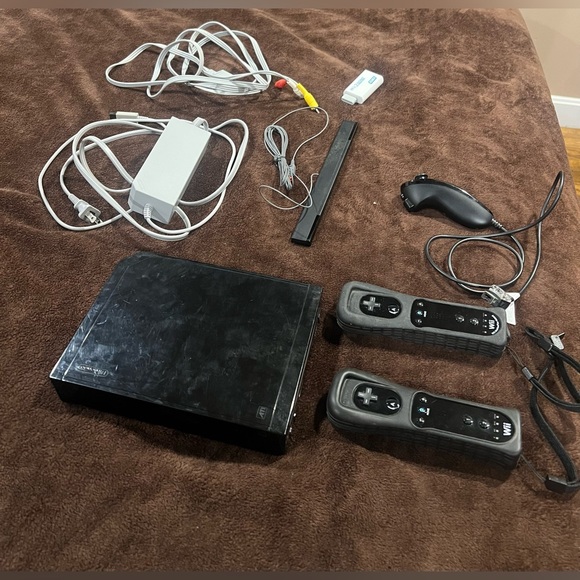 Wii Console Bundle with Games - Picture 1 of 3